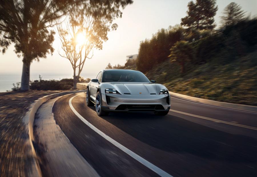 Porsche Mission E Cross Turismo 2018 года  (фото 22 из 66)